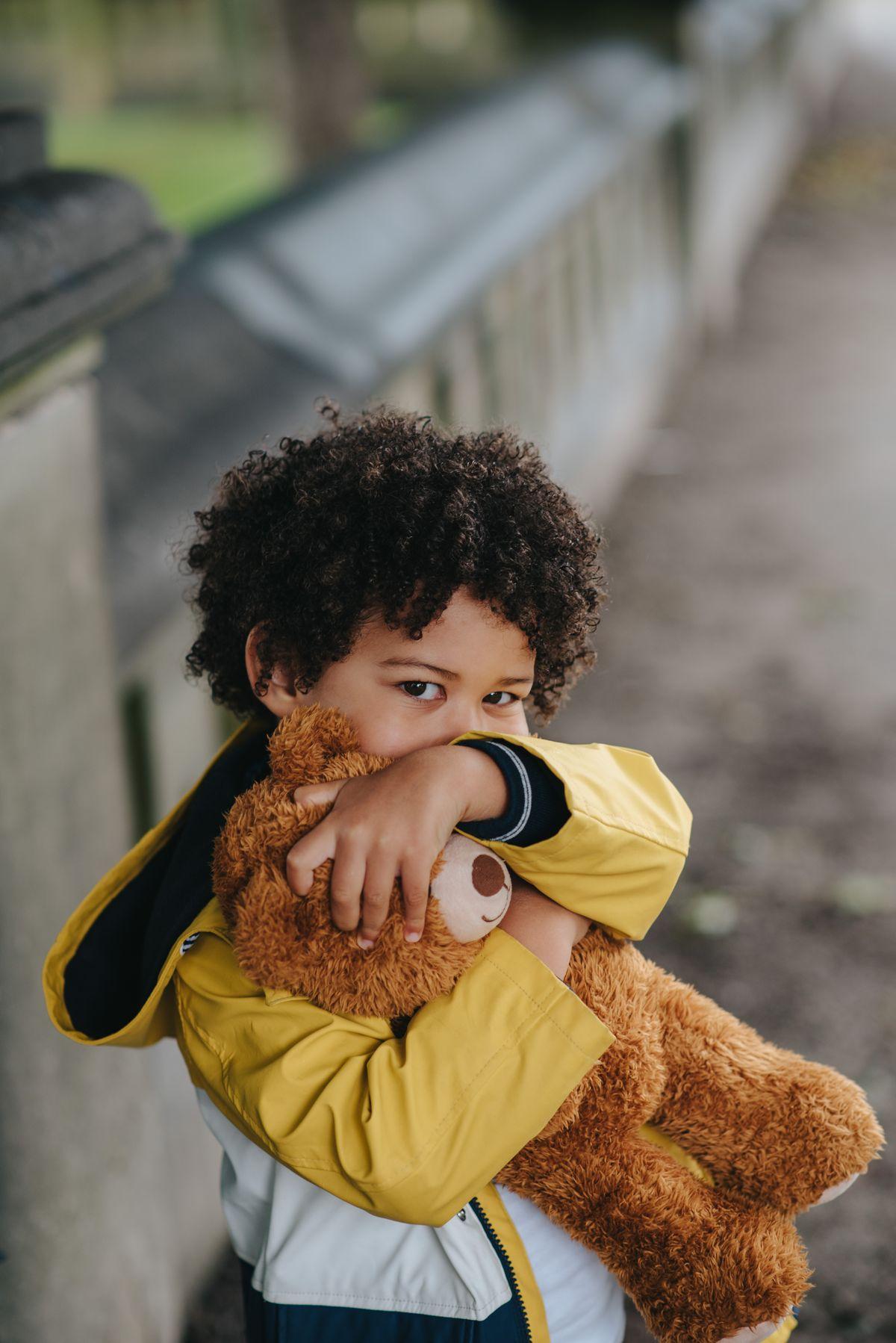 Kind umarmt einen Teddybären