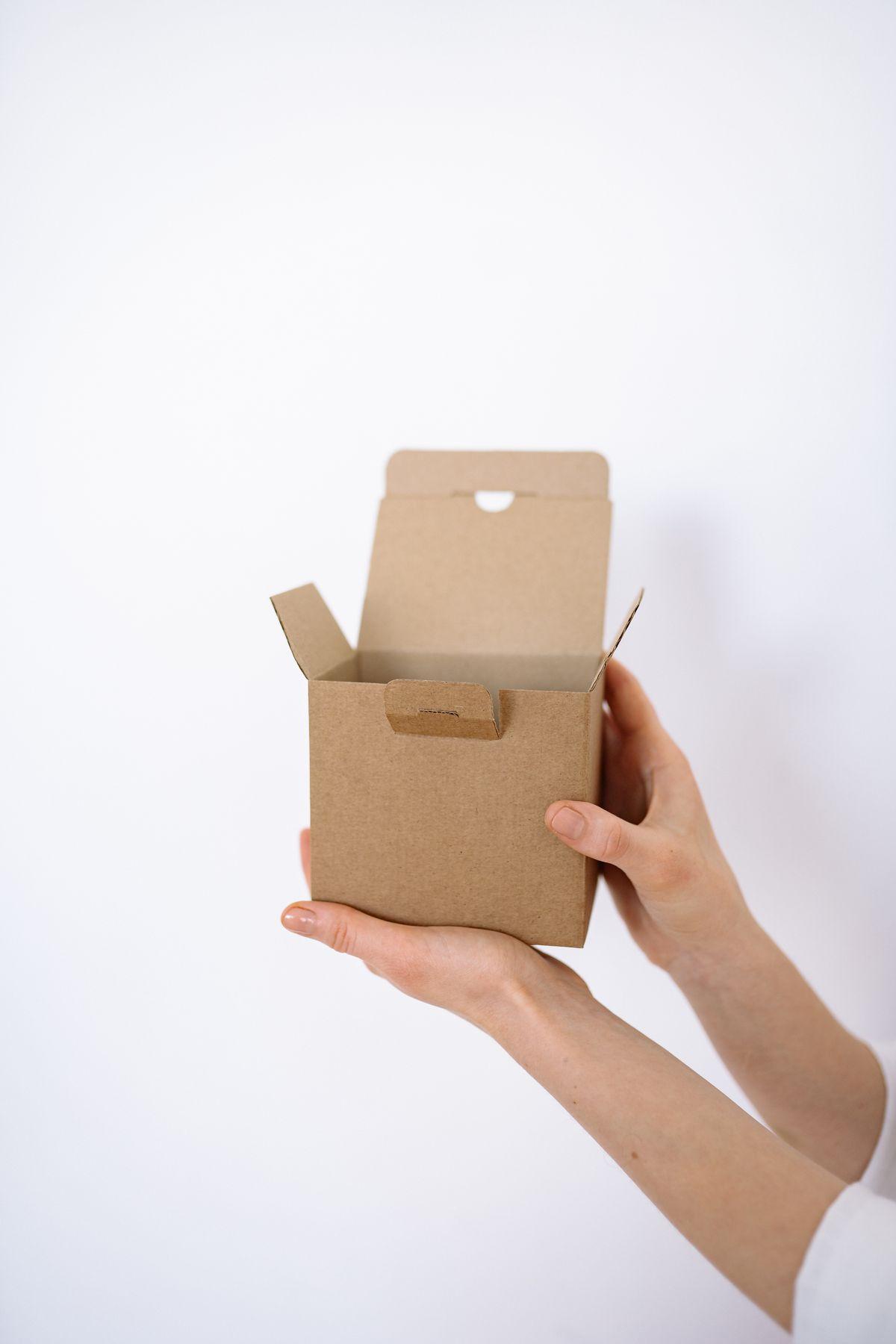 Hände halten eine Spendenbox